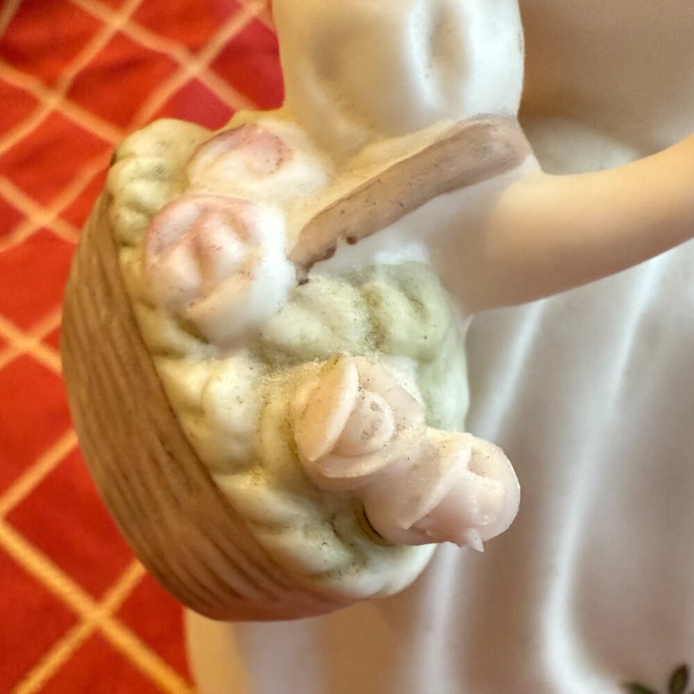 Vintage Lady Figurine Lamp. - Picture 12 of 13